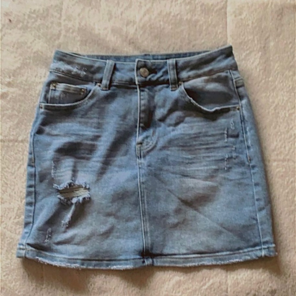 Short denim skirt